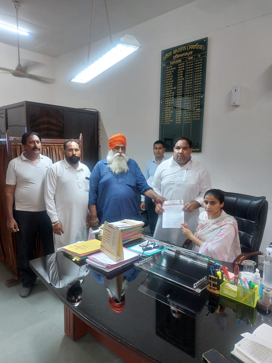 Shiv Sena Punjab submitted a memorandum to the SP in the name of SSP regarding the movement of overloaded gravel, sand and stone tippers on the road